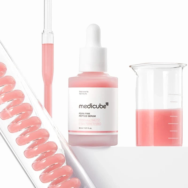 bareskin.lt Medicube PDRN Pink Peptide Serum serumas sukurtas kovoti su odos senėjimo požymiais, suteikti jai daugiau lygumo ir natūralaus švytėjimo