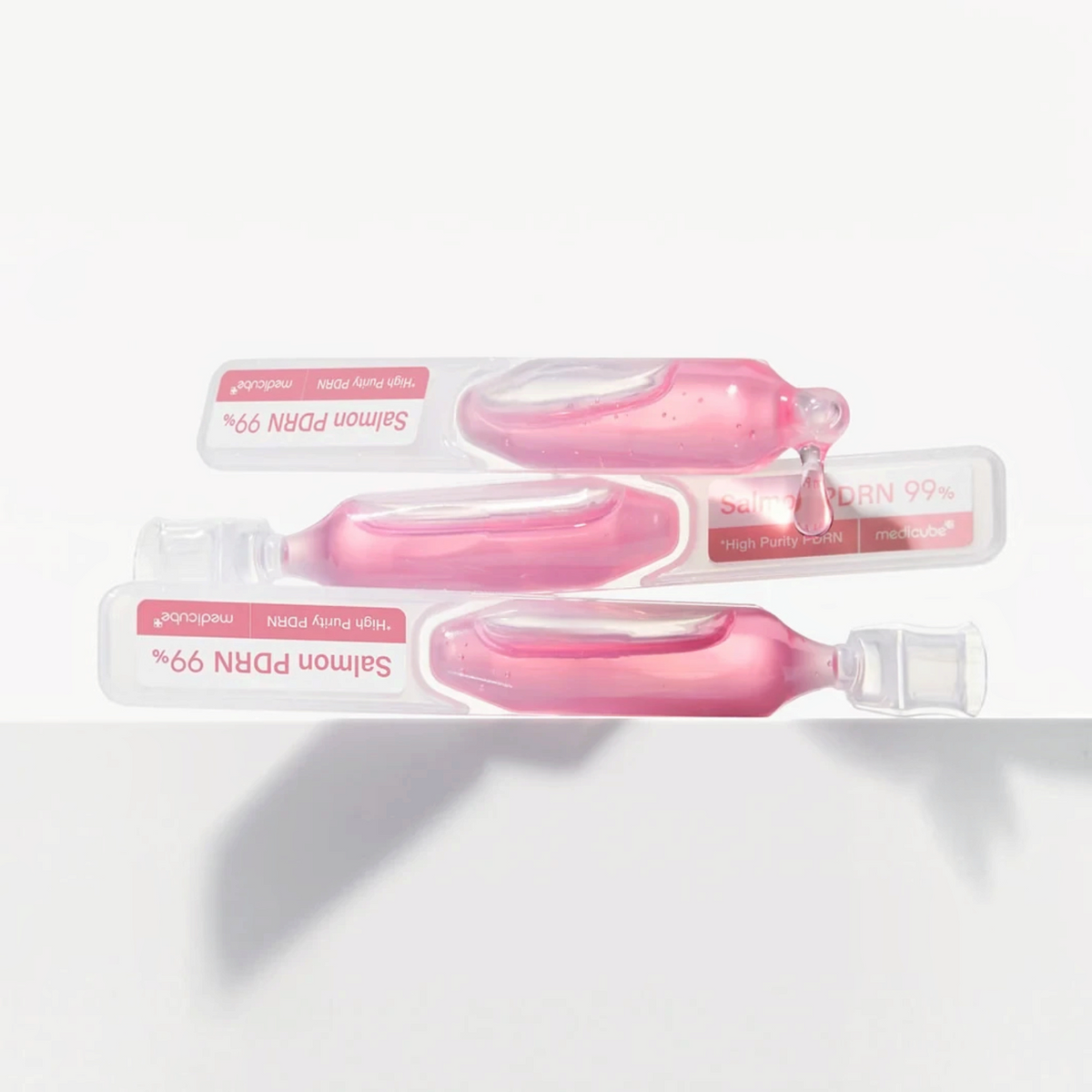 bareskin.lt Medicube PDRN Pink One Day Serum lengvos, drėkinančios tekstūros serumas kapsulėse, skirtas odos komforto palaikymui ir gaivesnei, lygesnei odos išvaizdai