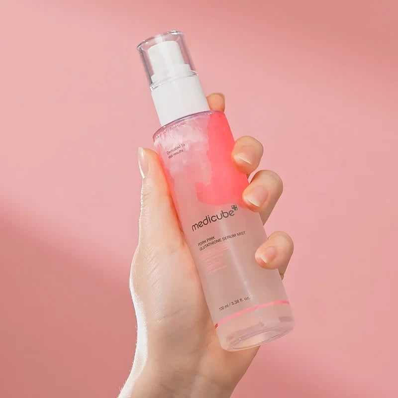 bareskin.lt Medicube PDRN Pink Glutathione Serum Mist drėkinanti ir skaistinanti veido dulksna su PDRN ir glutationu suteikia odai gaivumo, švytėjimo ir padeda palaikyti stangrumą