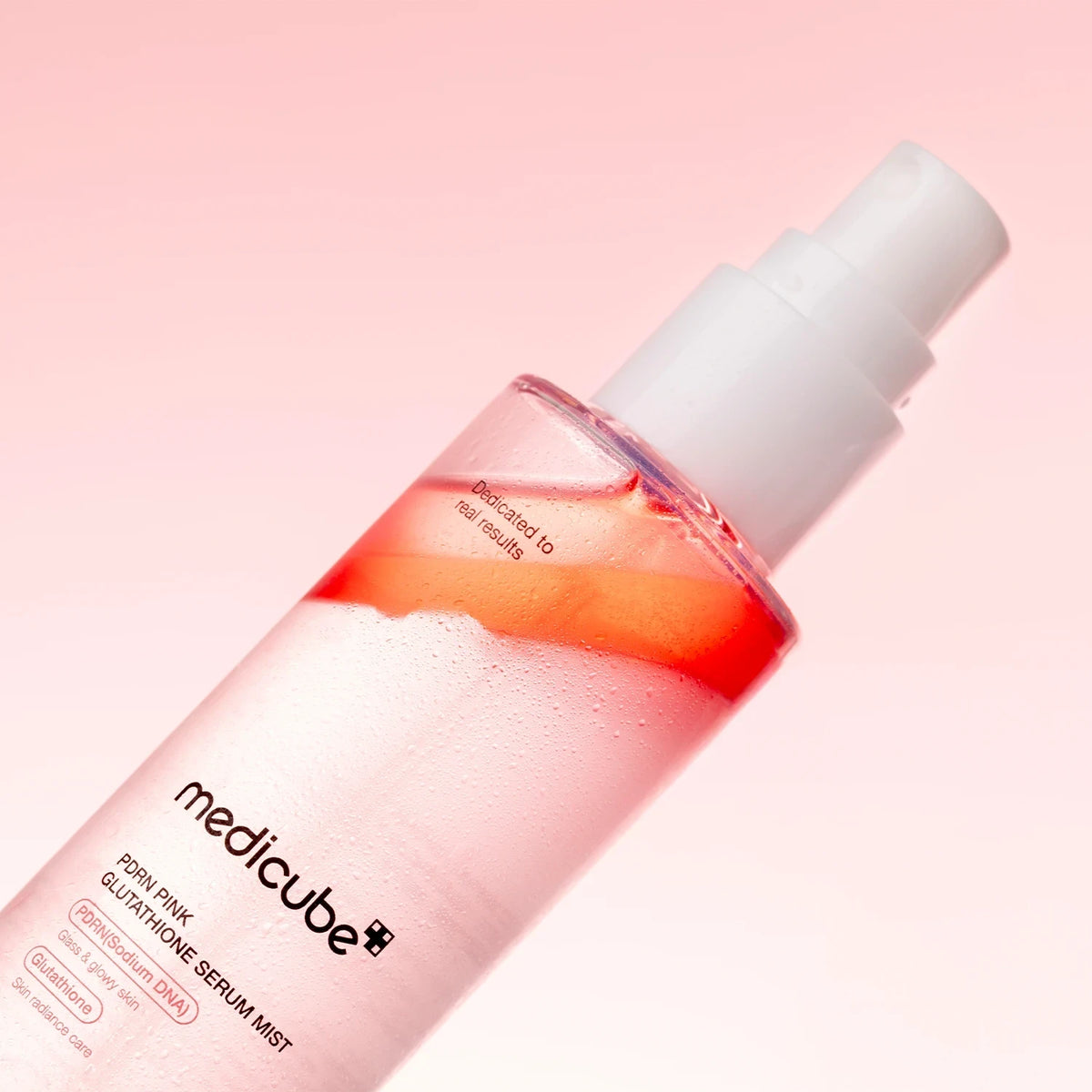bareskin.lt Medicube PDRN Pink Glutathione Serum Mist drėkinanti ir skaistinanti veido dulksna su PDRN ir glutationu suteikia odai gaivumo, švytėjimo ir padeda palaikyti stangrumą