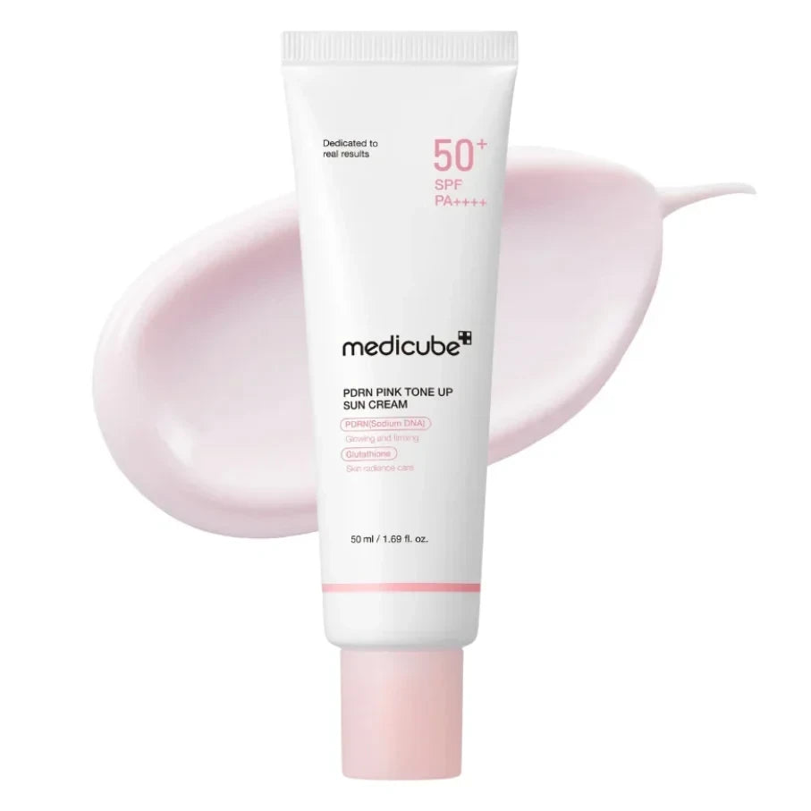 bareskin.lt Medicube Pink PDRN Tone Up Sun Cream SPF 50+ PA++++ apsauginis kremas su SPF 50+ PA++++ sukurtas ne tik patikimai apsaugoti odą nuo žalingų saulės spindulių, bet ir suteikti jai švytėjimo bei skaistesnės išvaizdos efektą