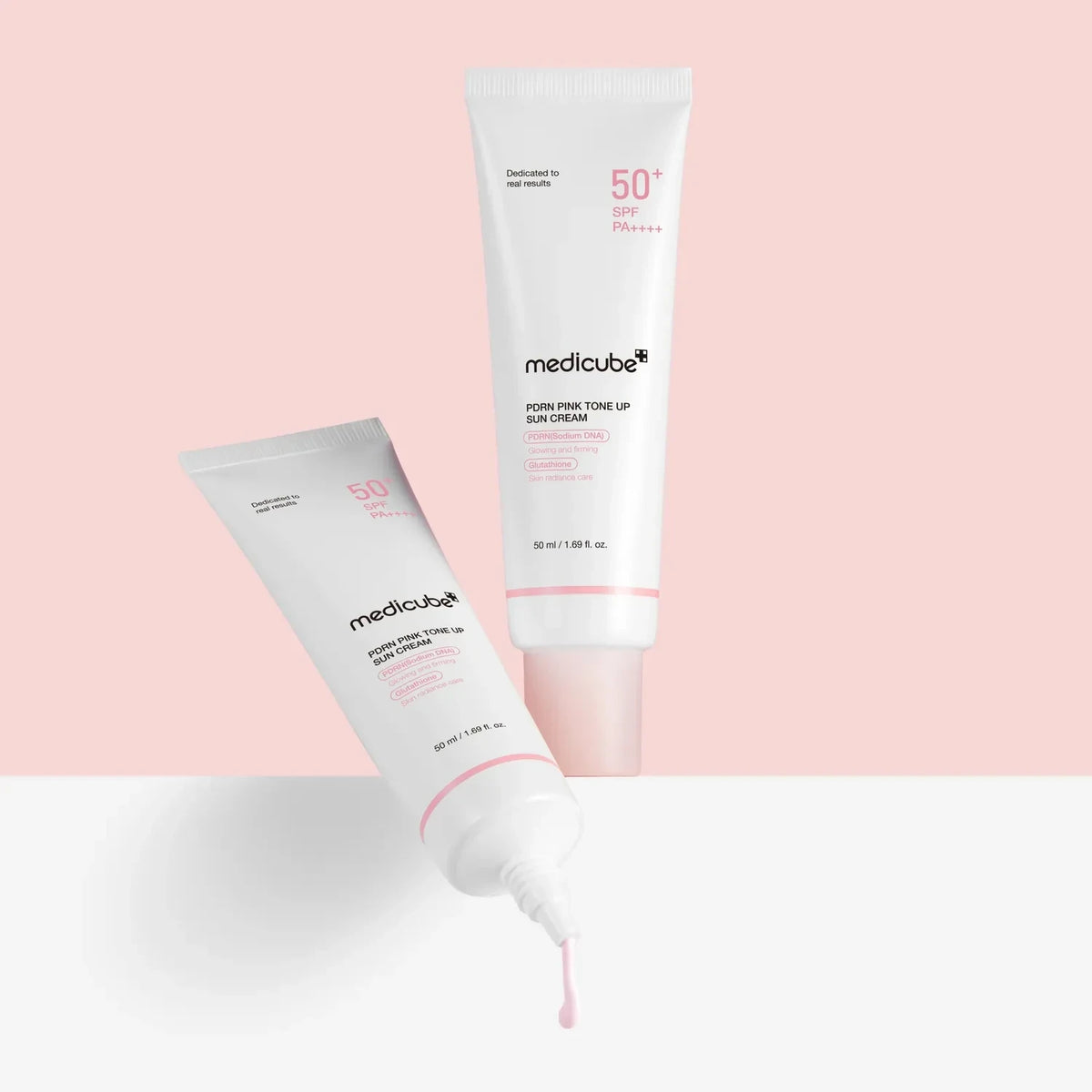 bareskin.lt Medicube Pink PDRN Tone Up Sun Cream SPF 50+ PA++++ apsauginis kremas su SPF 50+ PA++++ sukurtas ne tik patikimai apsaugoti odą nuo žalingų saulės spindulių, bet ir suteikti jai švytėjimo bei skaistesnės išvaizdos efektą