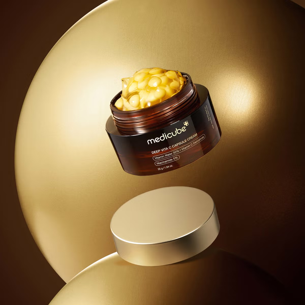 bareskin.lt Medicube Deep Vita C Capsule Cream šviesinamasis kremas, praturtintas šaltalankių vandens, grynu vitaminu C ir jo deriniais, suteikia odai spindesio, gerina elastingumą ir lygina tekstūrą