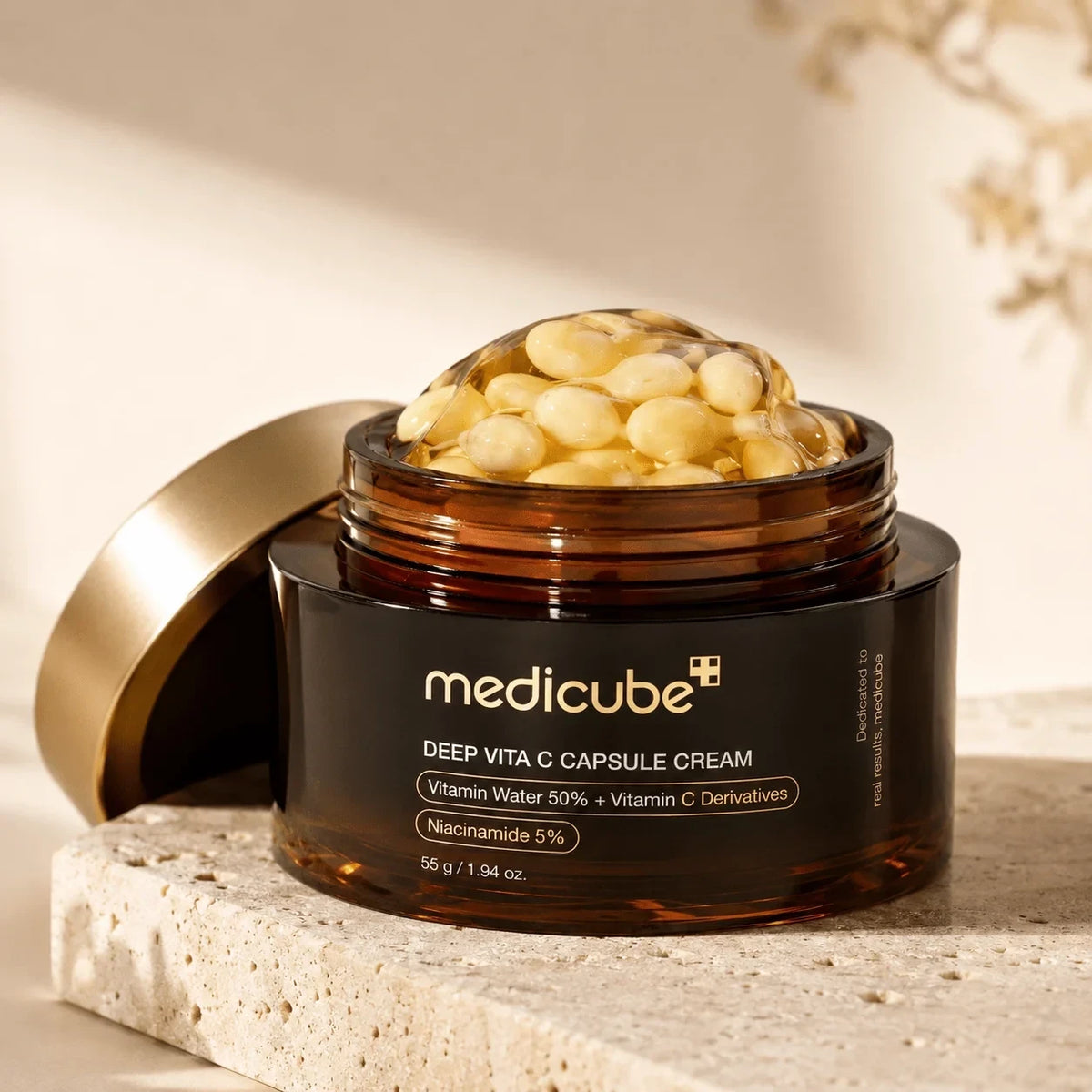 bareskin.lt Medicube Deep Vita C Capsule Cream šviesinamasis kremas, praturtintas šaltalankių vandens, grynu vitaminu C ir jo deriniais, suteikia odai spindesio, gerina elastingumą ir lygina tekstūrą
