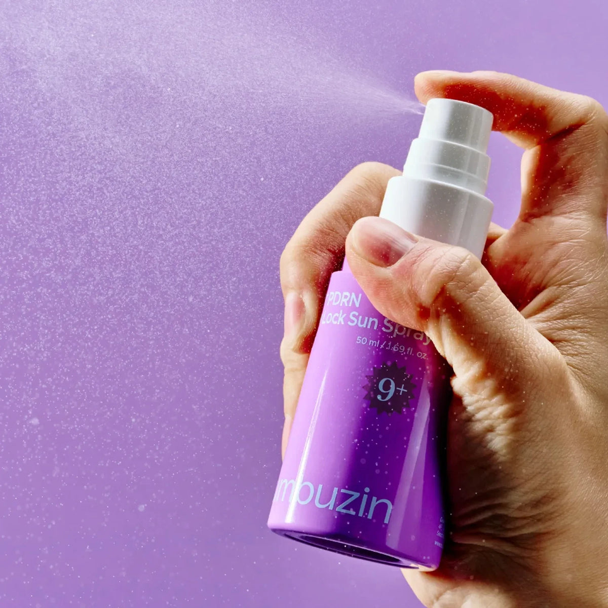 bareskin.lt Numbuzin No.9 NAD+ PDRN Glow Lock Sun Spray being applied as a fine mist against a purple background