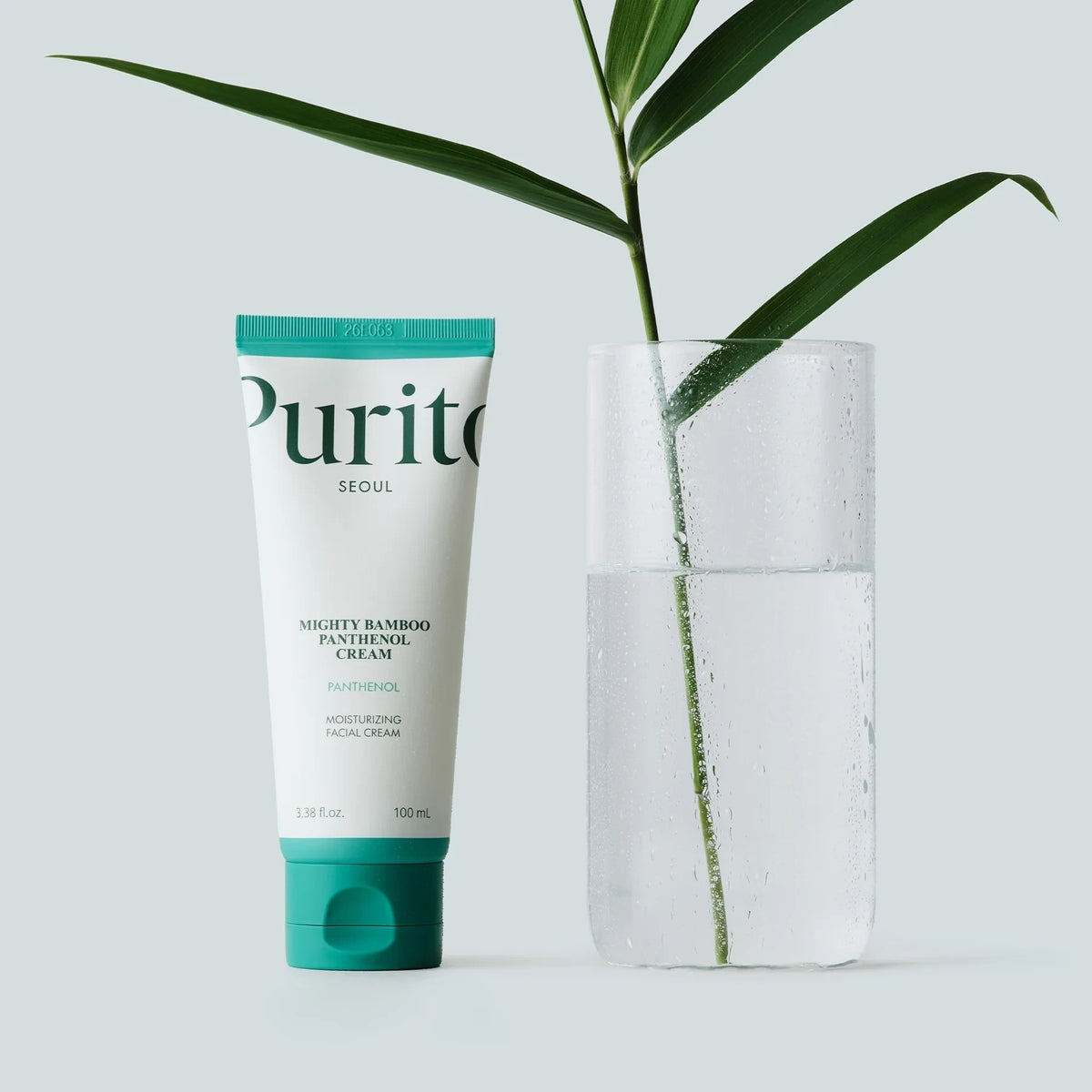 bareskin.lt PURITO SEOUL Mighty Bamboo Panthenol Cream kremas, praturtintas bambuko ekstraktu ir pantenoliu, efektyviai atkuria pažeistą odos barjerą, sukuria drėgmės apsauginį sluoksnį, bei greitai didina drėgmės lygį, suteikiant odai sveiką švytėjimą