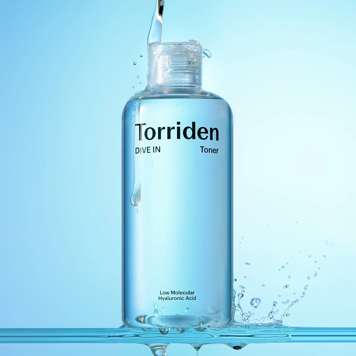 bareskin.lt Torriden DIVE-IN hyaluronic acid toner in a clear blue bottle with water splashes on a light blue background