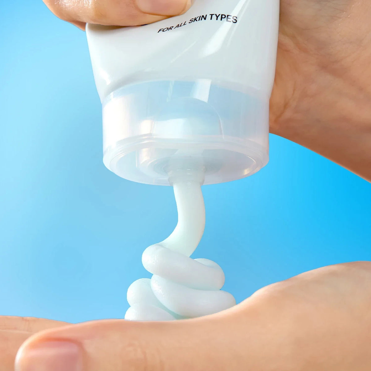 bareskin.lt Torriden DIVE IN hyaluronic acid cleansing foam being squeezed from a tube onto a hand