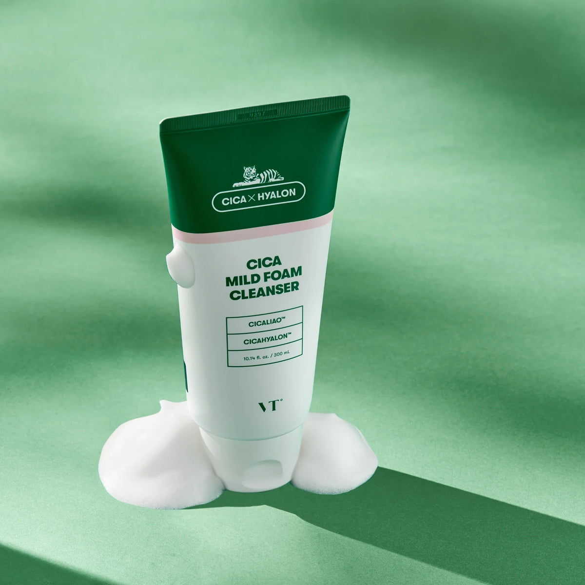 bareskin.lt VT Cosmetics Cica Mild Foam Cleanser veido prausiklis, praturtintas azijinės centelės ekstraktu, propolio ekstraktu ir hialurono rūgštimi, švelniai valo odą, pašalina nešvarumus ir perteklinius riebalus