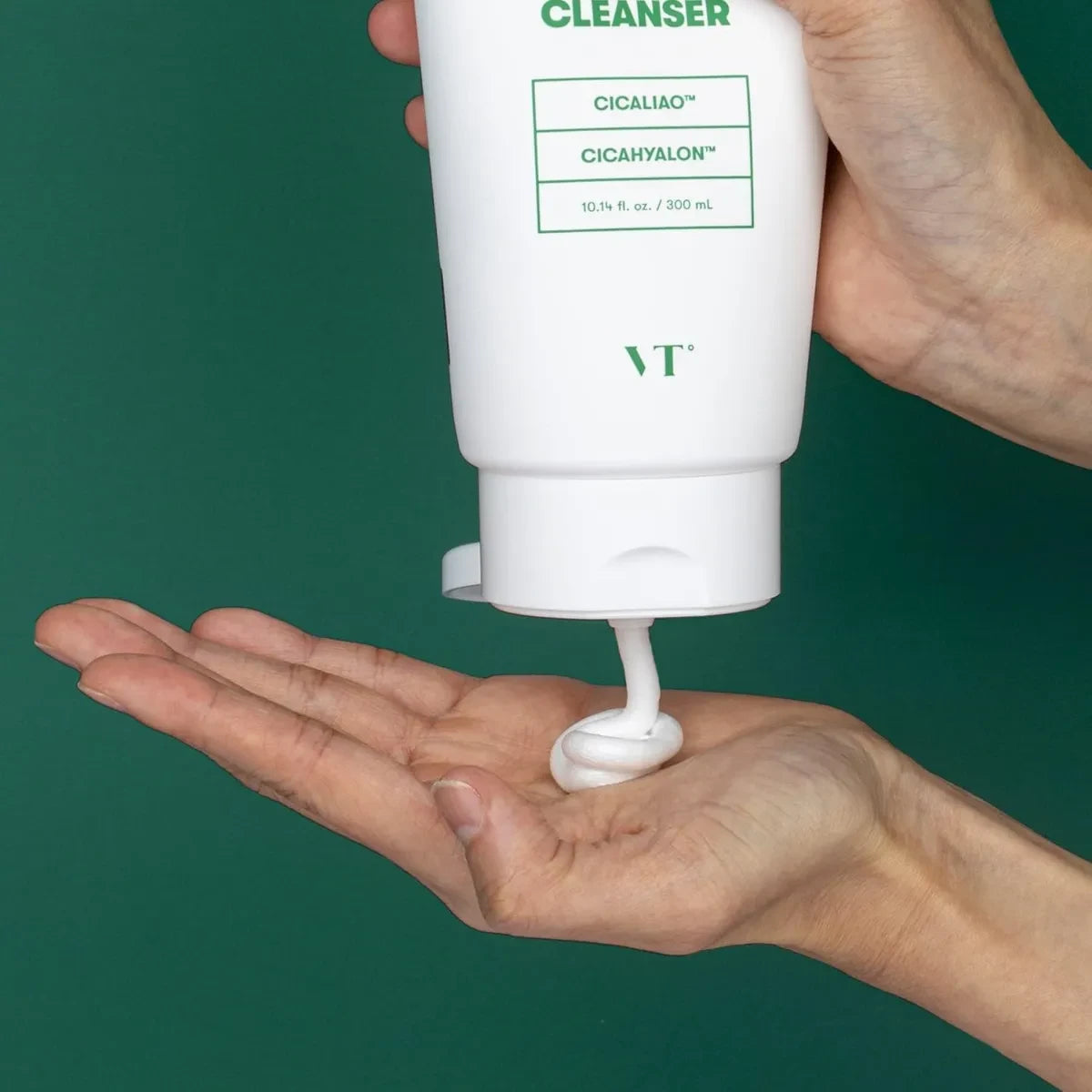 bareskin.lt VT Cosmetics Cica Mild Foam Cleanser veido prausiklis, praturtintas azijinės centelės ekstraktu, propolio ekstraktu ir hialurono rūgštimi, švelniai valo odą, pašalina nešvarumus ir perteklinius riebalus