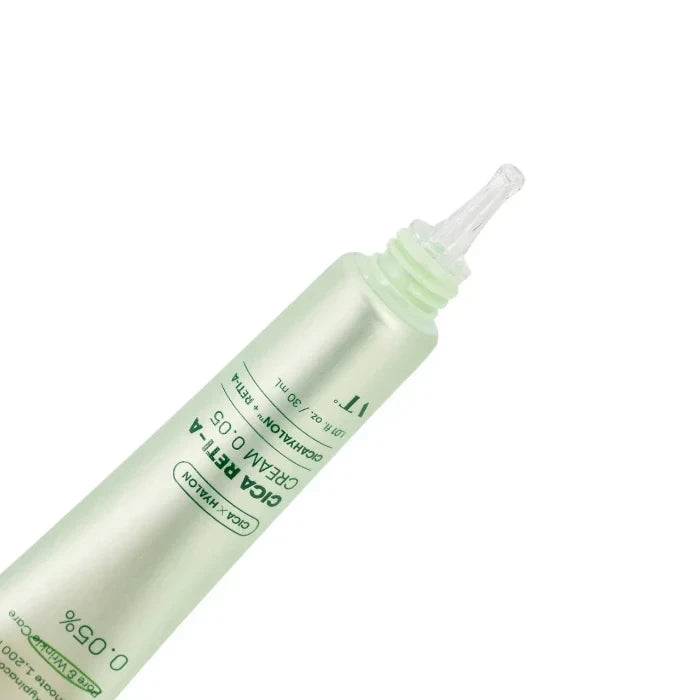bareskin.lt VT Cosmetics Cica Reti-A Cream 0.05 kremas lengvai pasiskirsto ir greitai įsigeria, minkštindamas raukšles bei mažindamas odos sausumą, tuo pačiu suteikdamas jai švytėjimo ir stangrumo