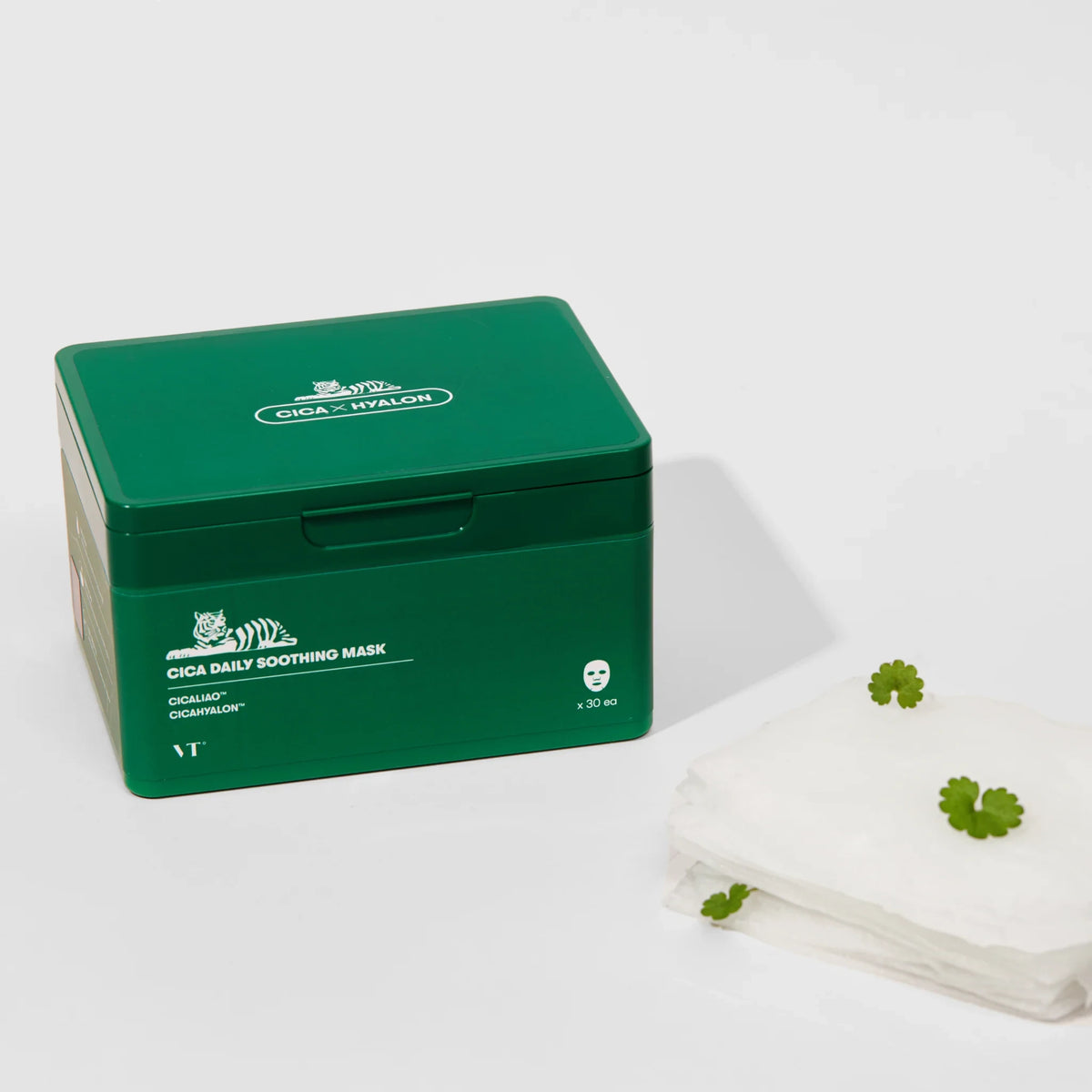 bareskin.lt VT Cosmetics Cica Daily Soothing Mask lakštinė kaukė, prisotinta esencija, kurioje yra VT patentuotų cica komponentų Cicaliao™ ir Cicahyalon™, suteikia intensyvų drėkinimą ir raminamąjį poveikį sausai ir įtemptai odai