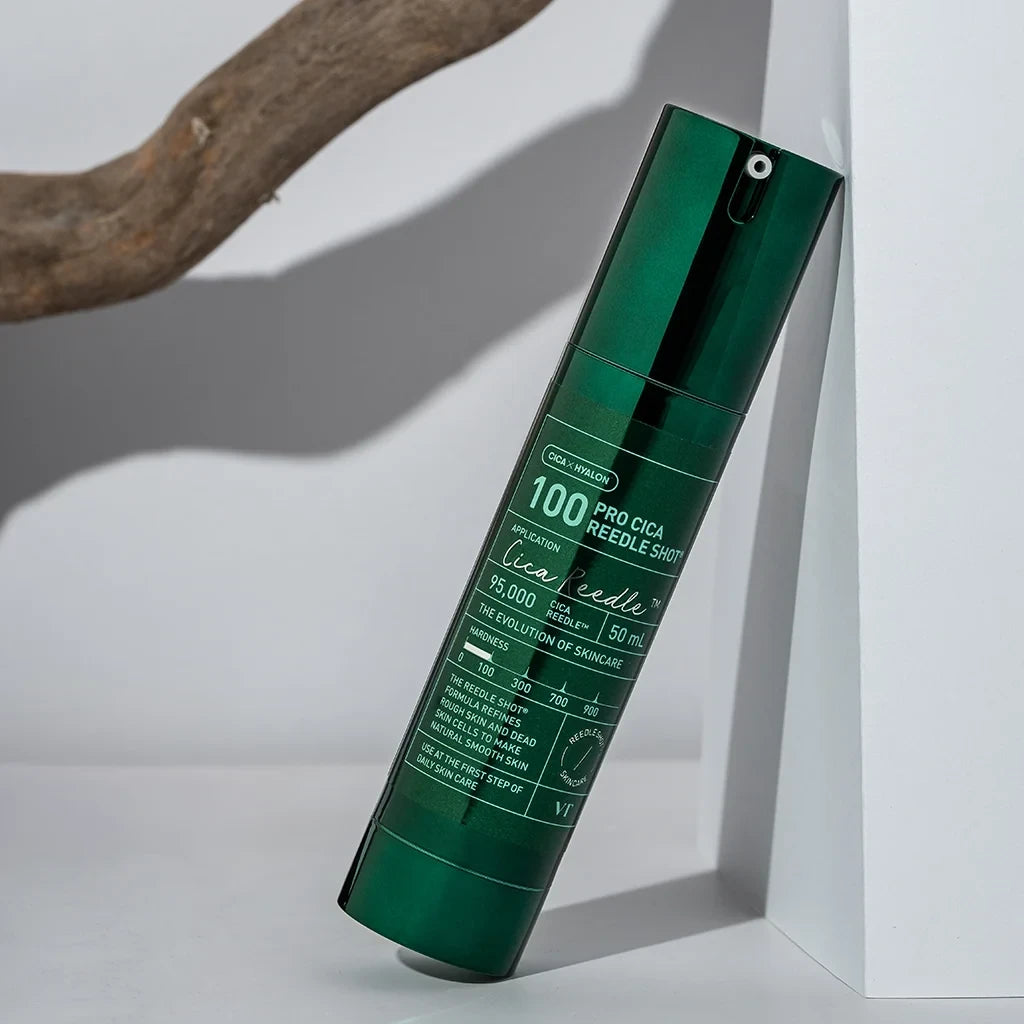 bareskin.lt VT Cosmetics Pro Cica Reedle Shot 100 ampoule ampulė su patentuotomis Cica Reedle™ mikrodalinėmis dalelėmis, sukurtomis iš mineralinės kilmės silicio, švelniai stimuliuoja odos paviršių