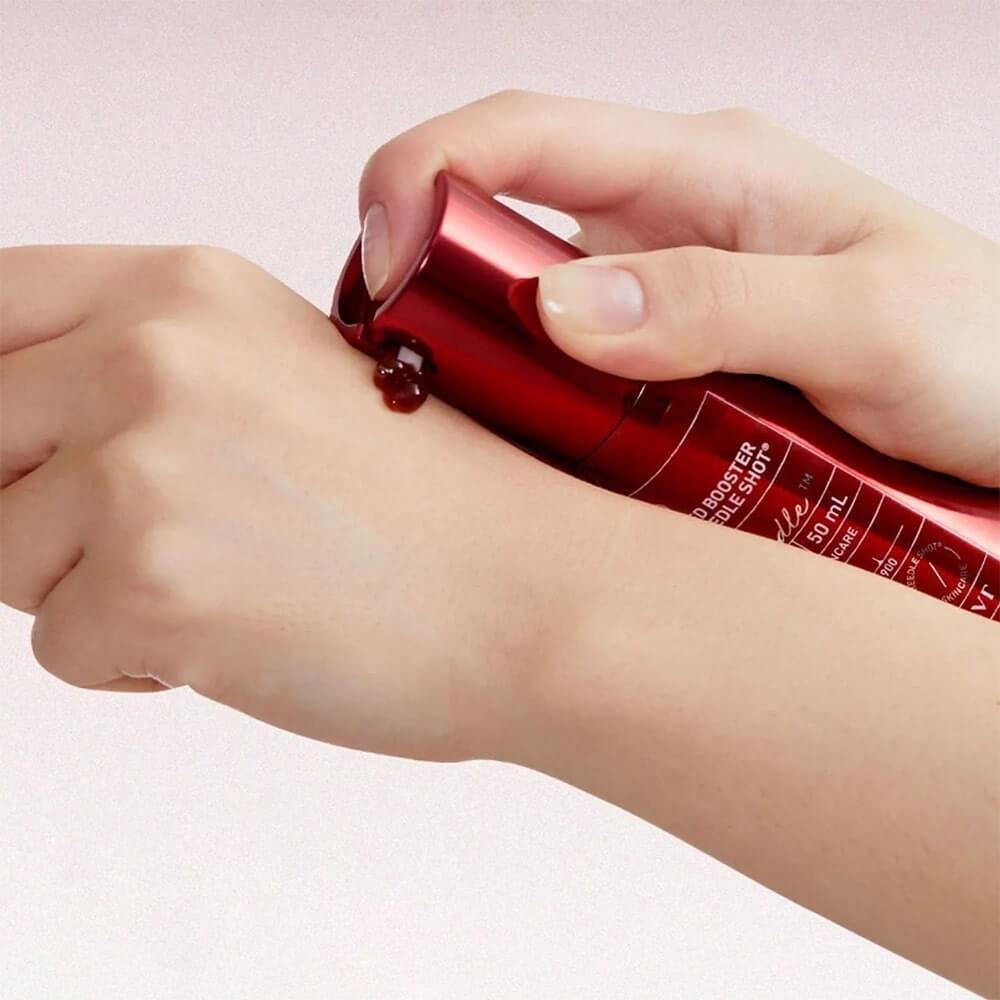bareskin.lt VT Cosmetics Red Booster Reedle Shot 100 ampoule giliai maitinanti ir drėkinanti ampulė, skirta brandžios, stangrumą praradusios odos priežiūrai