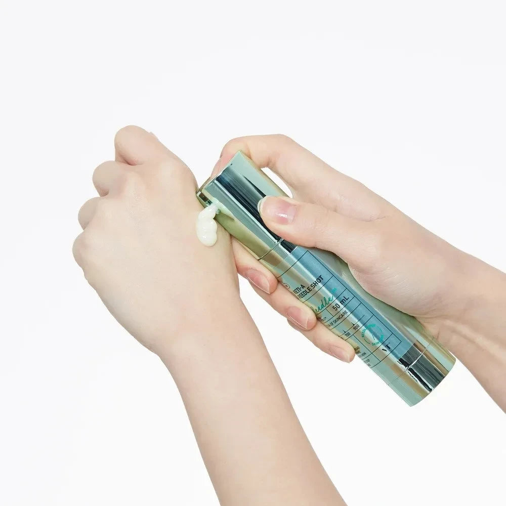 bareskin.lt VT Cosmetics Reti-A Reedle Shot 100 ampoule ampulė su patentuotomis Cica Reedle™ mikrodalinėmis dalelėmis, sukurtomis iš mineralinės kilmės silicio, švelniai stimuliuoja odos paviršių