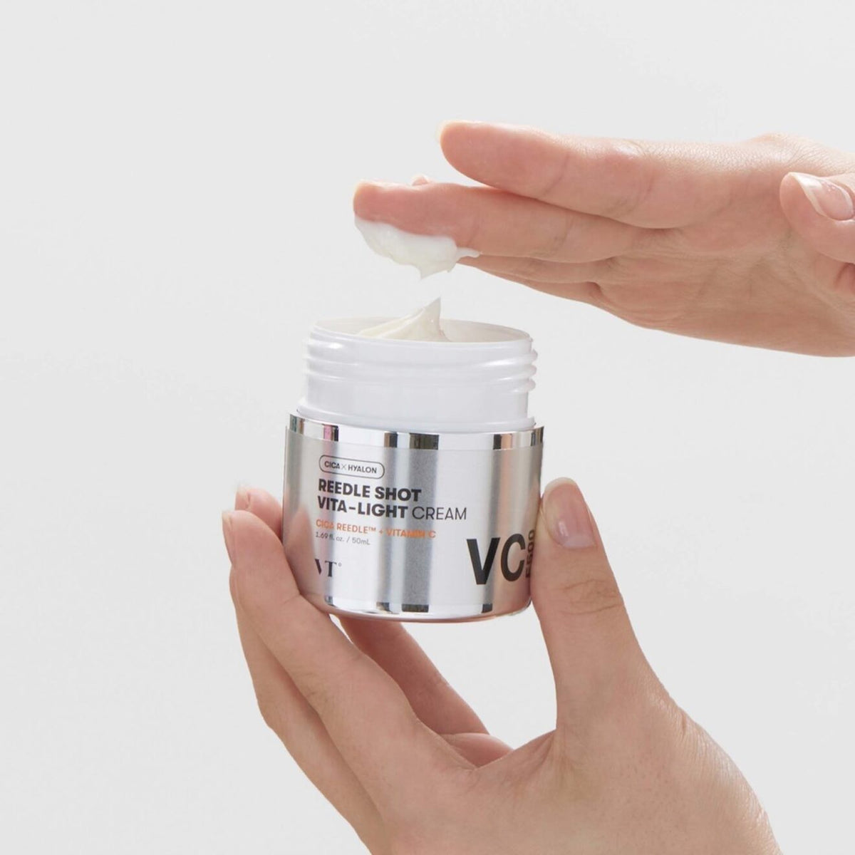 bareskin.lt VT Cosmetics Reedle Shot Vita Light Cream veido kremas, praturtintas 96% natūraliais vitaminais ir CICA ekstraktu