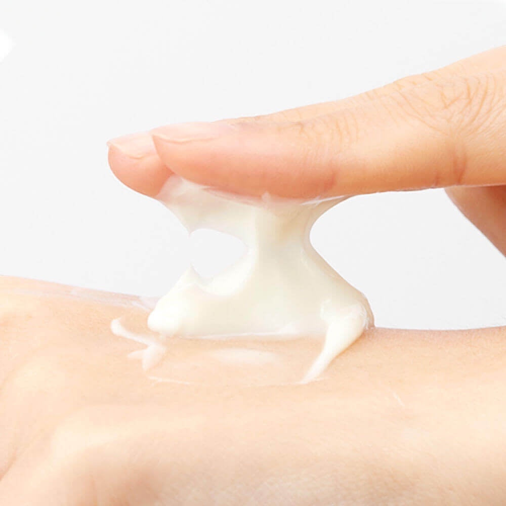 VT Cosmetics Cica Reti-A Cream 0.05 texture on skin, featured at bareskin.lt for anti-aging and skin smoothing.